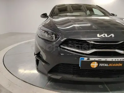 Usado Kia Ceed Style 100 CV (73 kW) 2025 Negro Utilitario