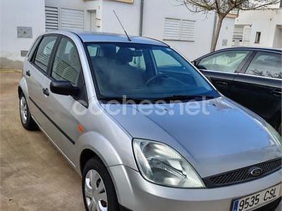 Usado Ford Fiesta 68 CV (50 kW) 2004 Gris / plata Utilitario