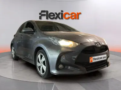 Usado Toyota Yaris Hybrid Active 116 CV (85 kW) 2025 Gris Berlina