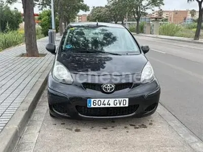 Usado Toyota Aygo Live 68 CV (50 kW) 2010 Negro Utilitario