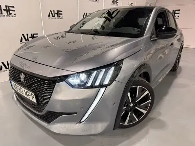 Usado Peugeot 208 GT 100 CV (73 kW) 2022 Gris / plata Utilitario