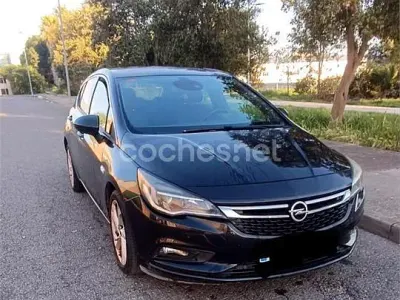Usado Opel Astra Business 110 CV (80 kW) 2016 Negro Berlina