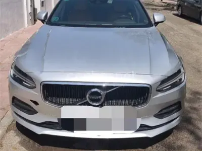 Usado Volvo S90 Momentum 190 CV (139 kW) 2018 Gris / plata Berlina