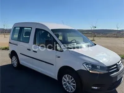 Usado VW Caddy Trendline 102 CV (75 kW) 2018 Blanco Monovolumen