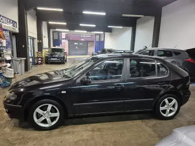 Usado Seat Leon 125 CV (91 kW) 2004 Negro Utilitario