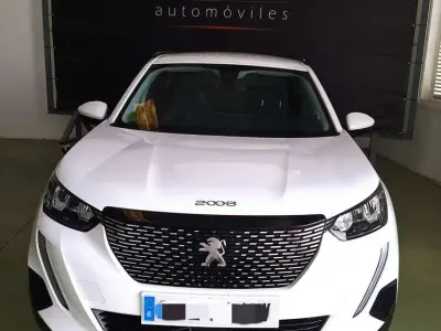 Usado Peugeot 2008 Allure 110 CV (80 kW) 2021 Blanco SUV