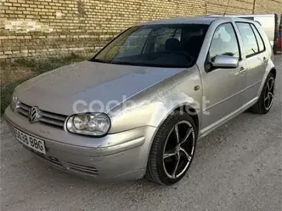Usado VW Golf IV Highline 130 CV (95 kW) 2002 Gris / plata Berlina