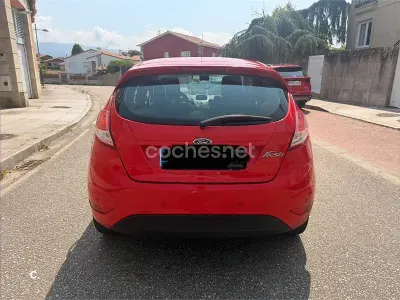 Usado Ford Fiesta Trend 82 CV (60 kW) 2013 Rojo Berlina