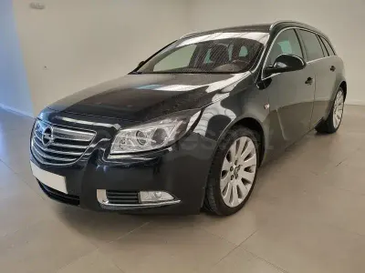 Usado Opel Insignia Sport 160 CV (117 kW) 2010 Negro Familiar