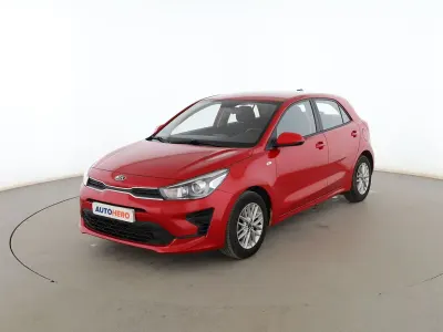 Usado Kia Rio 84 CV (61 kW) 2020 Rojo Berlina