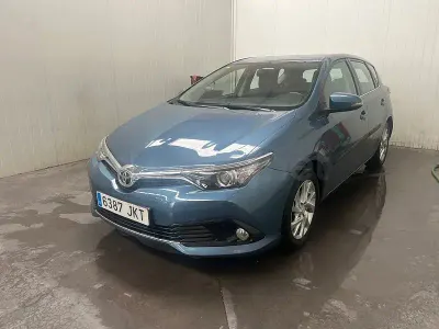 Usado Toyota Auris Active 116 CV (85 kW) 2015 Azul Berlina