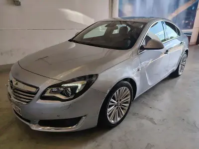 Usado Opel Insignia Selective 140 CV (102 kW) 2014 Gris / plata Berlina