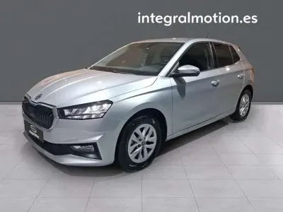 Usado Skoda Fabia Selection 95 CV (69 kW) 2025 Gris Utilitario