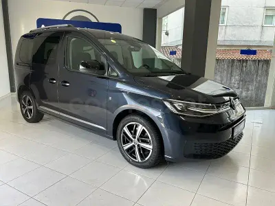 Usado VW Caddy 122 CV (89 kW) 2021 Azul Monovolumen