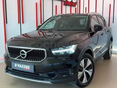 Käytetty Volvo XC40 Momentum 150 HP (110 kW) 2020 Musta Katumaasturi