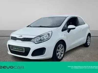 Usado Kia Rio 85 CV (62 kW) 2014 Blanco Utilitario