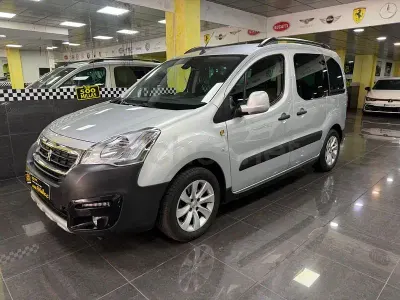 Usado Peugeot Partner Tepee Outdoor 100 CV (73 kW) 2016 Gris / plata Monovolumen