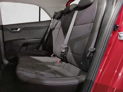 Usado Kia Rio 84 CV (61 kW) 2022 Rojo Berlina