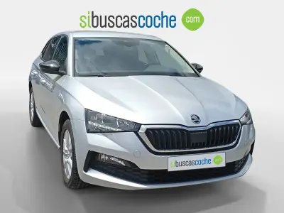 Usado Skoda Scala Ambition 110 CV (80 kW) 2021 Gris/plata Utilitario
