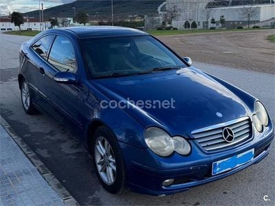 Usado Mercedes C220 143 CV (105 kW) 2003 Azul Berlina