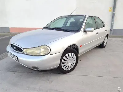Usado Ford Mondeo Ambiente 115 CV (84 kW) 1999 Gris / plata Berlina