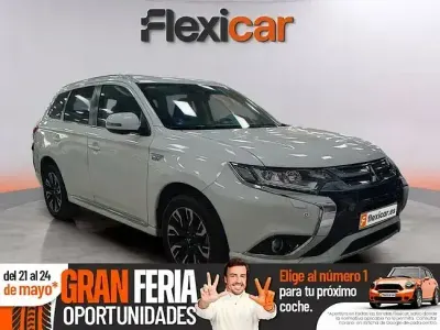 Usado Mitsubishi Outlander P-HEV 203 CV (149 kW) 2018 Blanco