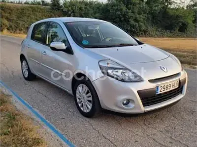 Usado Renault Clio IV Dynamique 105 CV (77 kW) 2012 Gris / plata Berlina