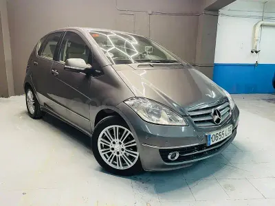 Usado Mercedes A180 Avantgarde 109 HP (80 kW) 2009 Cinzento Monovolume