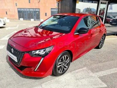 Begagnad Peugeot 208 Active 100 HK (73 kW) 2023 Röd Halvkombi
