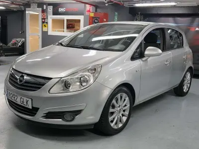 Usado Opel Corsa Cosmo 90 CV (66 kW) 2009 Gris / plata Utilitario