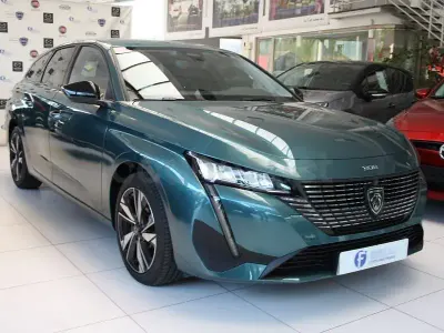 Usado Peugeot 308 SW Allure 130 CV (95 kW) 2023 Verde Familiar