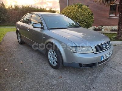 Usado Audi A4 130 CV (95 kW) 2002 Gris / plata Berlina