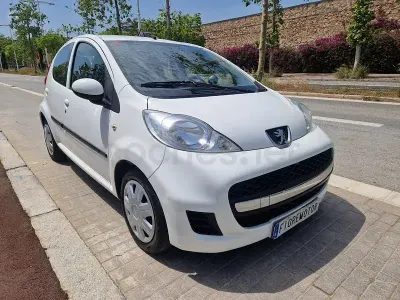 Usado Peugeot 107 68 CV (50 kW) 2010 Blanco Utilitario