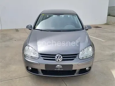 Usado VW Golf IV Highline 102 CV (75 kW) 2005 Gris / plata Berlina