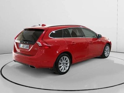Begagnad Volvo V60 Momentum 190 HK (139 kW) 2016 Röd Kombi
