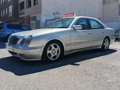 Usado Mercedes E320 204 CV (150 kW) 2004 Gris Berlina
