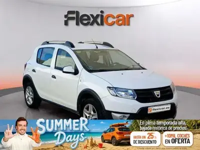 Usado Dacia Sandero Lauréate 90 CV (66 kW) 2016 Blanco Berlina
