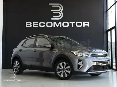 Usado Kia Stonic 84 CV (61 kW) 2023 Gris / plata SUV