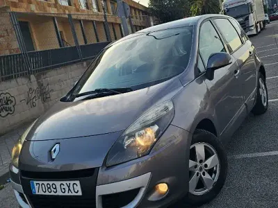 Usado Renault Scénic Dynamique 105 CV (77 kW) 2010 Gris / plata Monovolumen