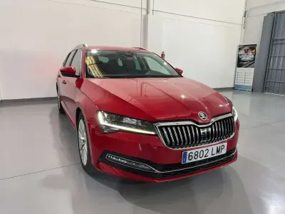 Usado Skoda Superb Style 150 CV (110 kW) 2021 Rojo Familiar