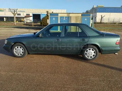 Usado Mercedes E300 136 CV (100 kW) 1995 Verde Berlina