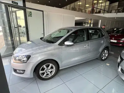Usado VW Polo Advance 75 HP (55 kW) 2010 Cinzento Citadino