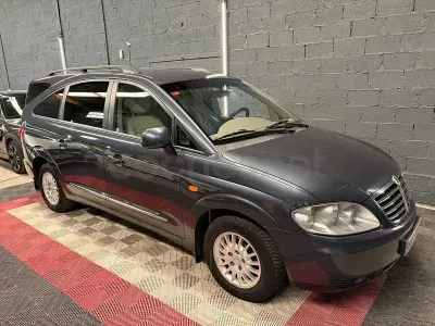 Usado SsangYong Rodius Limited 165 CV (121 kW) 2012 Gris / plata Monovolumen