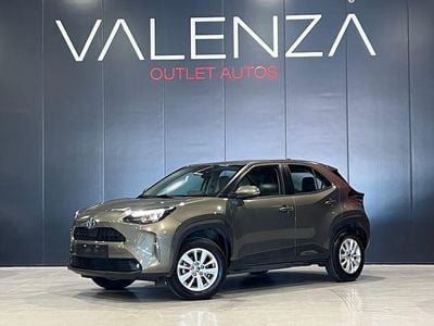 Gris Usado 2023 Toyota Yaris Hybrid SUV | 24.900 € (Un poco caro)
