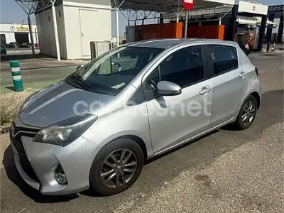 Usado Toyota Yaris Active 90 CV (66 kW) 2014 Gris / plata Utilitario