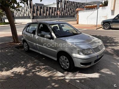 Usado VW Polo 60 CV (44 kW) 2000 Gris / plata Berlina