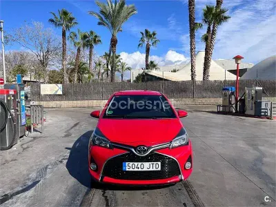 Usado Toyota Yaris 99 CV (72 kW) 2016 Rojo Berlina