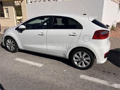 Usado Kia Rio 84 CV (61 kW) 2015 Blanco Berlina