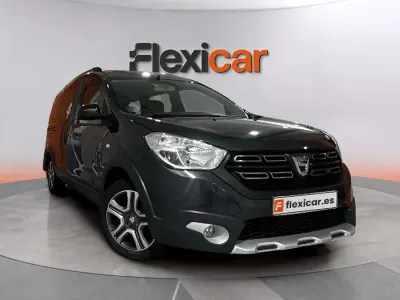 Usado Dacia Dokker Essentiel 131 CV (96 kW) 2019 Gris Monovolumen