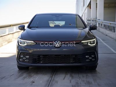 Usado VW Golf VIII GTI 245 CV (180 kW) 2021 Gris / plata Berlina